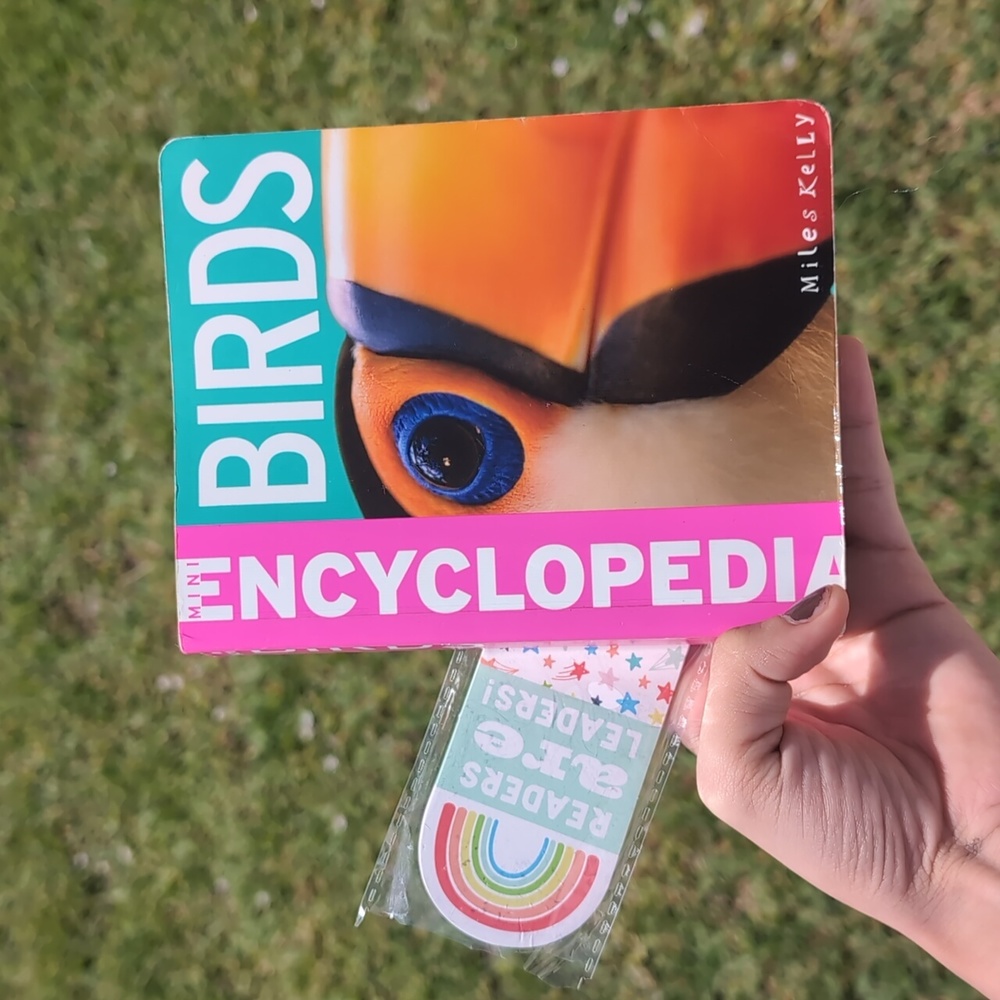 Mini encyclopedia of birds with 5 bookmarks.